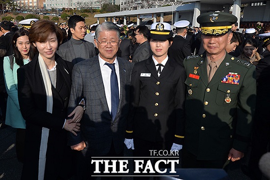 노소영 관장과 최신원 회장은 민정 씨를 꼭 안아주고 함께 기념사진을 찍으며 자신의 딸이자 조카인 민정 씨의 임관을 축하했다. 노소영 아트센터 관장, 최신원 SKC 회장, 민정 씨, 이영주 해병대 사령관(왼쪽부터)