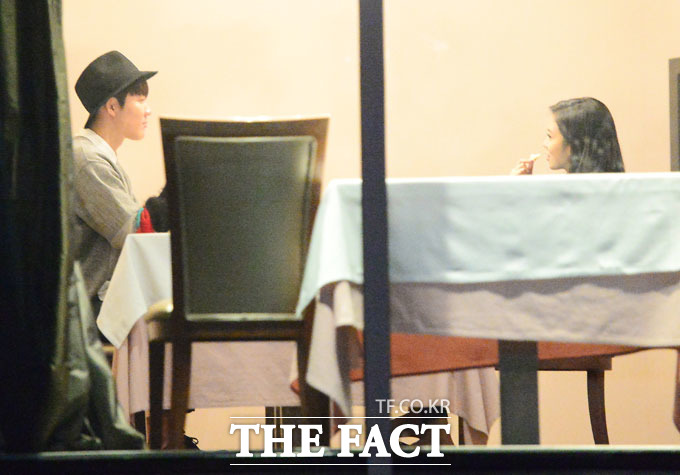 박태환(왼쪽)과 장예원 아나운서가 청담동 한 레스토랑에서 식사를 하며 함께 시간을 보내고 있다. /이새롬 기자