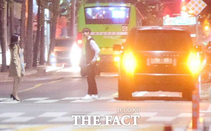 박태환(오른쪽)과 장예원 아나운서가 수차례 만나는 장면을 더팩트가 단독으로 취재했다. 박태환이 지난 10월 장예원 아나운서를 집 앞까지 바래다 준 뒤 작별 인사를 하고 있다. /이새롬 기자