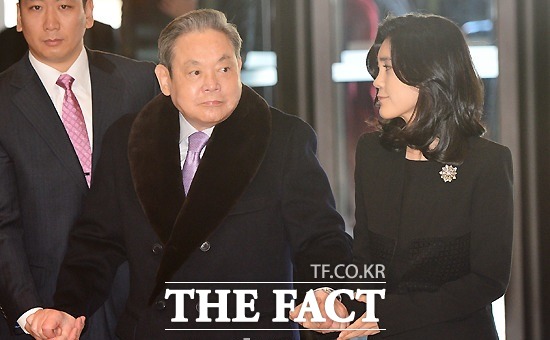 이건희 삼성전자 회장은 지난해 1월 일본 출장을 시작으로 미국과 유럽, 남미 등 세계 각국을 방문하며, 글로벌 재계 인사들을 만나고 글로벌 경제 동향을 살피는 등 적극적인 스킨십 경영에 나섰다. 지난 1월 신년하례식에 참석한 이 회장(왼쪽)과 이부진 호텔신라 사장. / 더팩트 DB