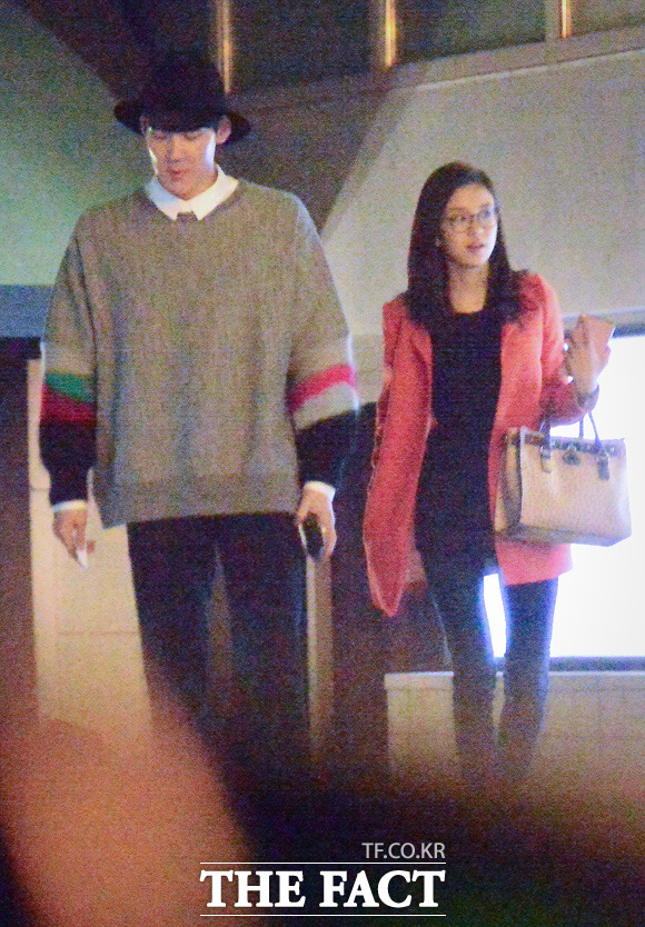 동대문 메가박스에서 영화 관람을 즐긴 박태환(왼쪽)과 장예원이 주차장으로 향하고 있다. /이새롬 기자