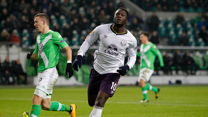 에버턴 공격수 로멜루 루카쿠(오른쪽)가 28일 열린 볼프스부르크전에서 전반 43분 선제골을 터뜨리고 기뻐하고 있다. / 에버턴 페이스북