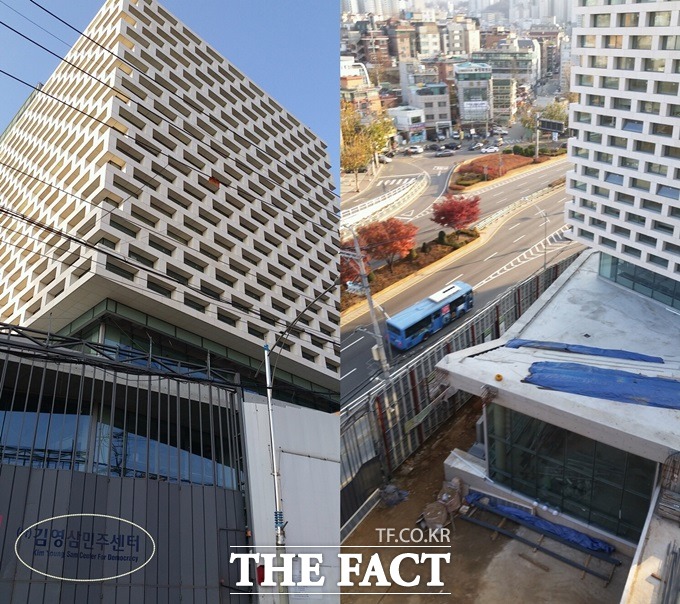 김영삼민주센터 관계자는 26일 더팩트에 김영삼 대통령 기념 도서관 공사는 90% 정도 진행했고, 남은 건 인테리어와 조경, 전시 등이라며 이르면 내년 초, 늦으면 중순 쯤 개관할 수 있을 것 같다고 설명했다. 또한 대학에 도서관을 기증하는 방안을 검토하고 있다고 밝혔다. 도서관은 서울 동작구 상도동 김 전 대통령의 사저 인근에 둥지를 틀었다./상도동=오경희 기자