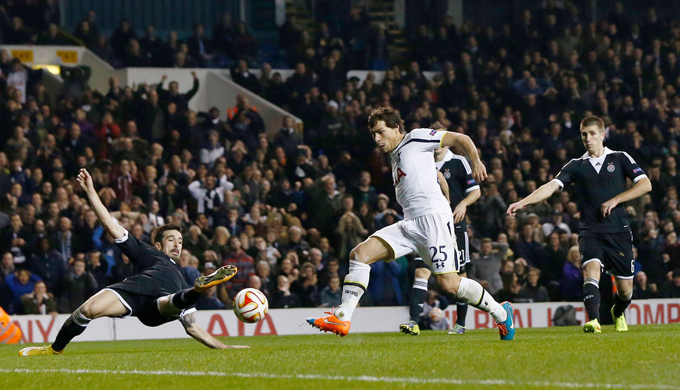 토트넘 홋스퍼 미드필더 벤야민 스탐불리(가운데)가 28일 열린 파르티잔 베오그라드전에서 후반 4분 결승골을 터뜨리고 있다. / 토트넘 홋스퍼 페이스북