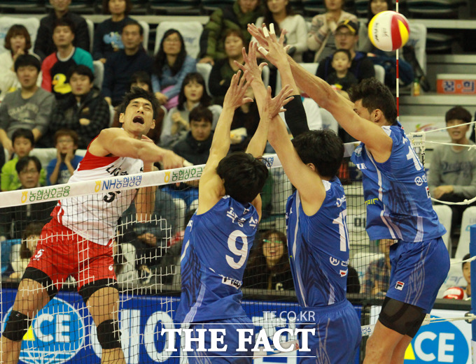 김요한(왼쪽)이 지난 18일 열린 대한항공전에서 공격하고 있다. / LIG손해보험 제공