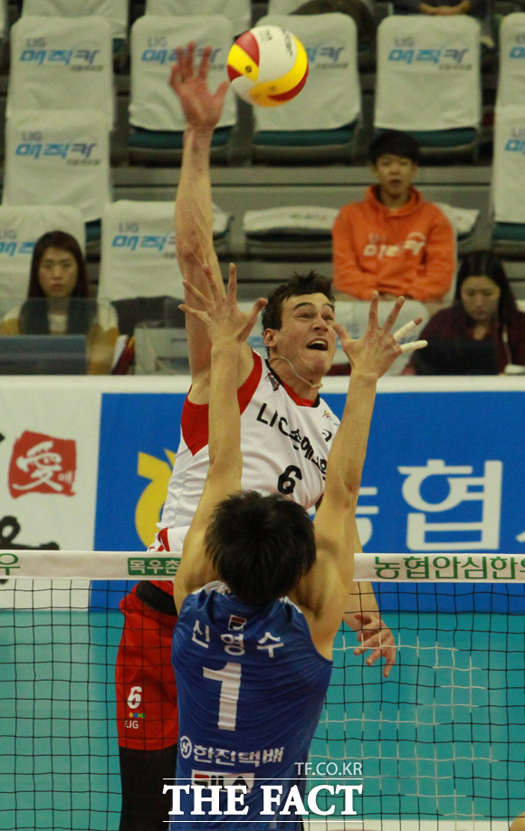 LIG손해보험 토마스 에드가(위)가 지난 18일 열린 대한항공전에서 공격하고 있다. / LIG손해보험 제공