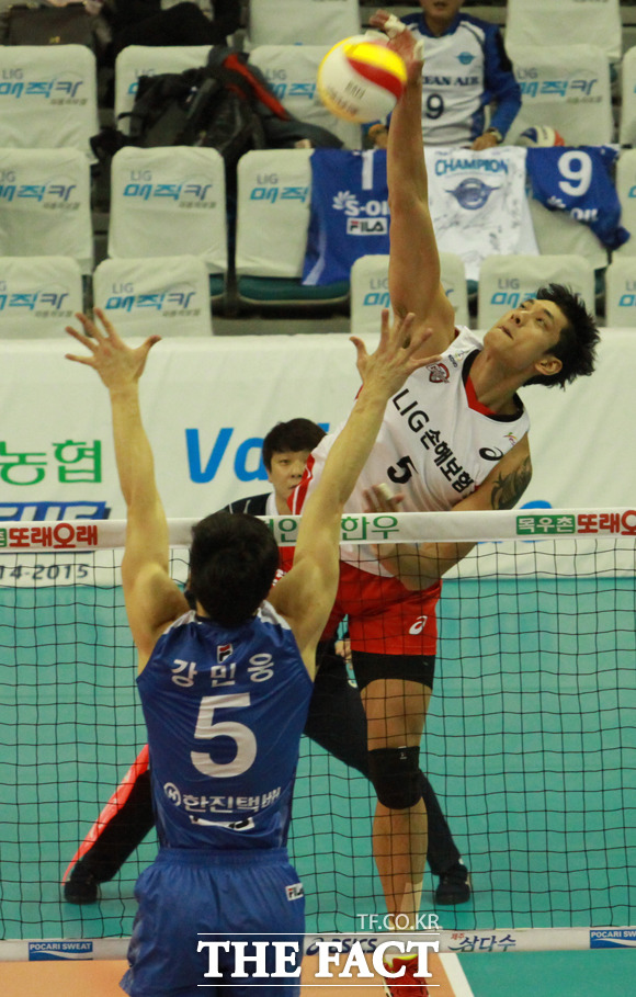 김요한(오른쪽)이 지난 18일 열린 대한항공전에서 공격을 시도하고 있다. / LIG손해보험 제공