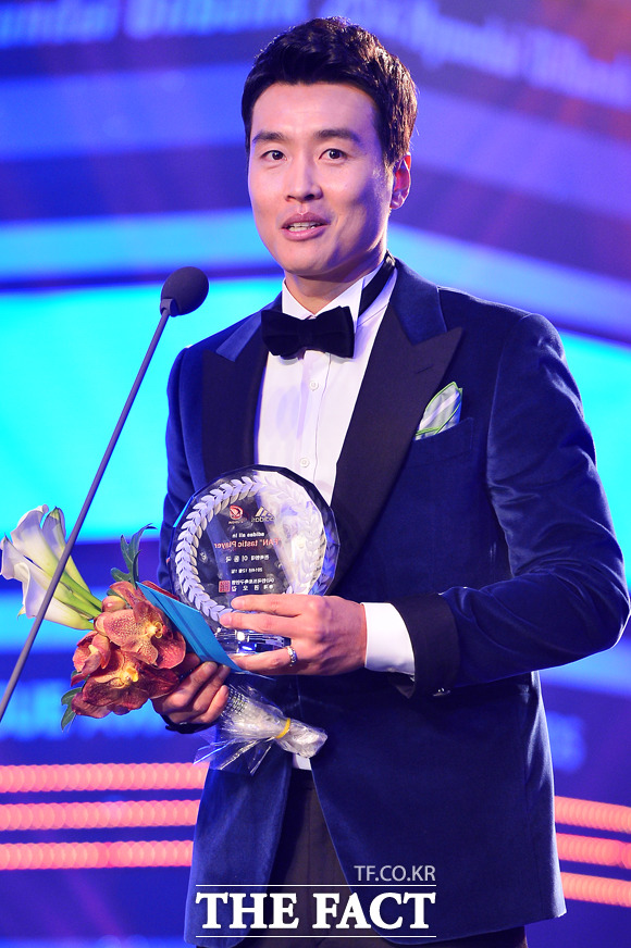 이동국이 1일 오후 서울 서대문구 홍은동 그랜드힐튼서울에서 열린 2014 현대오일뱅크 K리그 대상에 참석해 팬타스틱 플레이어상을 수상하고 소감을 말하고 있다. / 남윤호 기자