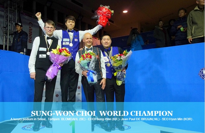 최성원(왼쪽 두번째)이 지난달 30일 제67회 세계3쿠션선수권대회 결승에서 브롬달을 꺾고 우승을 차지했다. /세계캐롬당구연맹 홈페이지 캡처