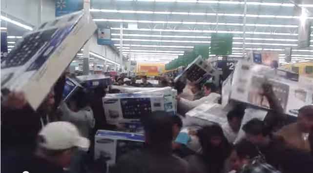 블랙프라이데이를 맞이해 월마트에서 삼성 32인치 TV를 248달러(약27만원)에 판매했다. 이날 월마트는 삼성 TV를 사기위해 인산인해를 이뤘다. / 유튜브 캡처