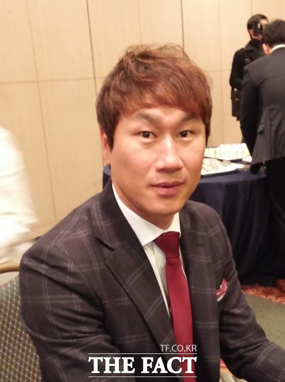 유상철 감독이 차두리와 농담을 주고받으며 유쾌한 분위기를 연출했다. / 그랜드힐튼서울 = 이현용 기자