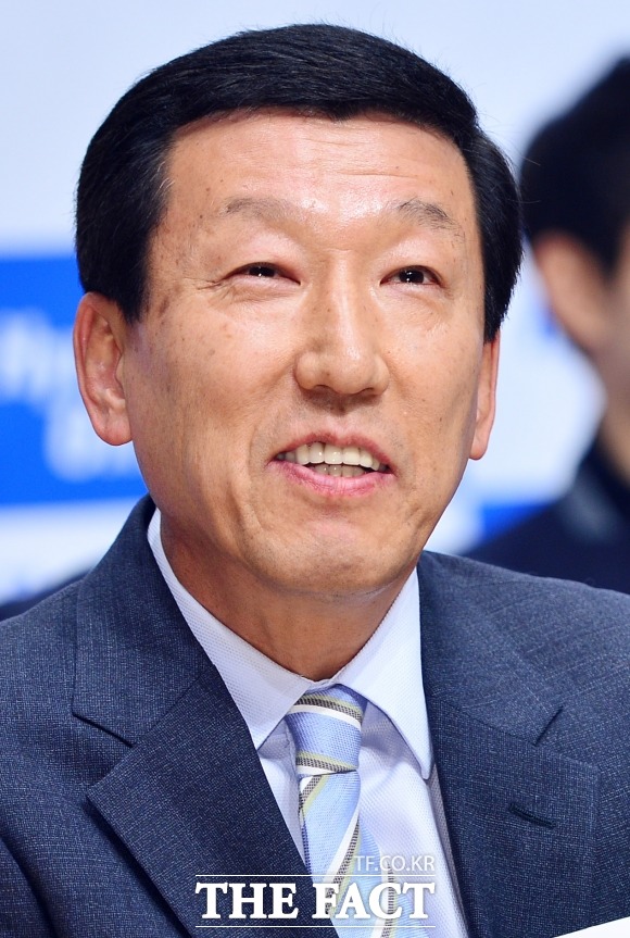 최강희 감독이 1일 2014 현대오일뱅크 K리그 대상 시상식에서 최우수감독상을 받았다. / 배정한 기자