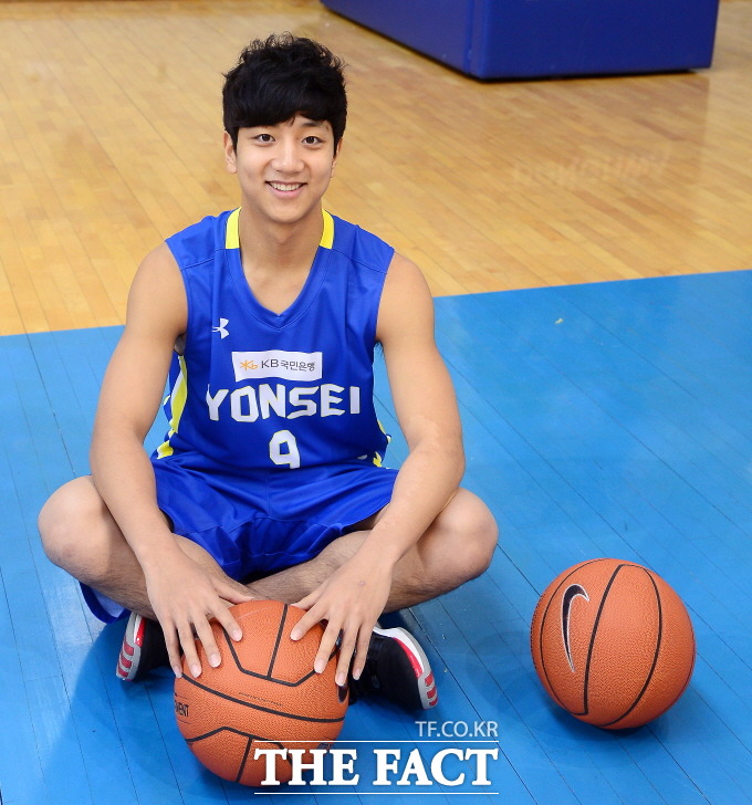 연세대 농구부 1학년생 허훈이 밝은 표정으로 '더팩트' 카메라를 바라보고 있다. 