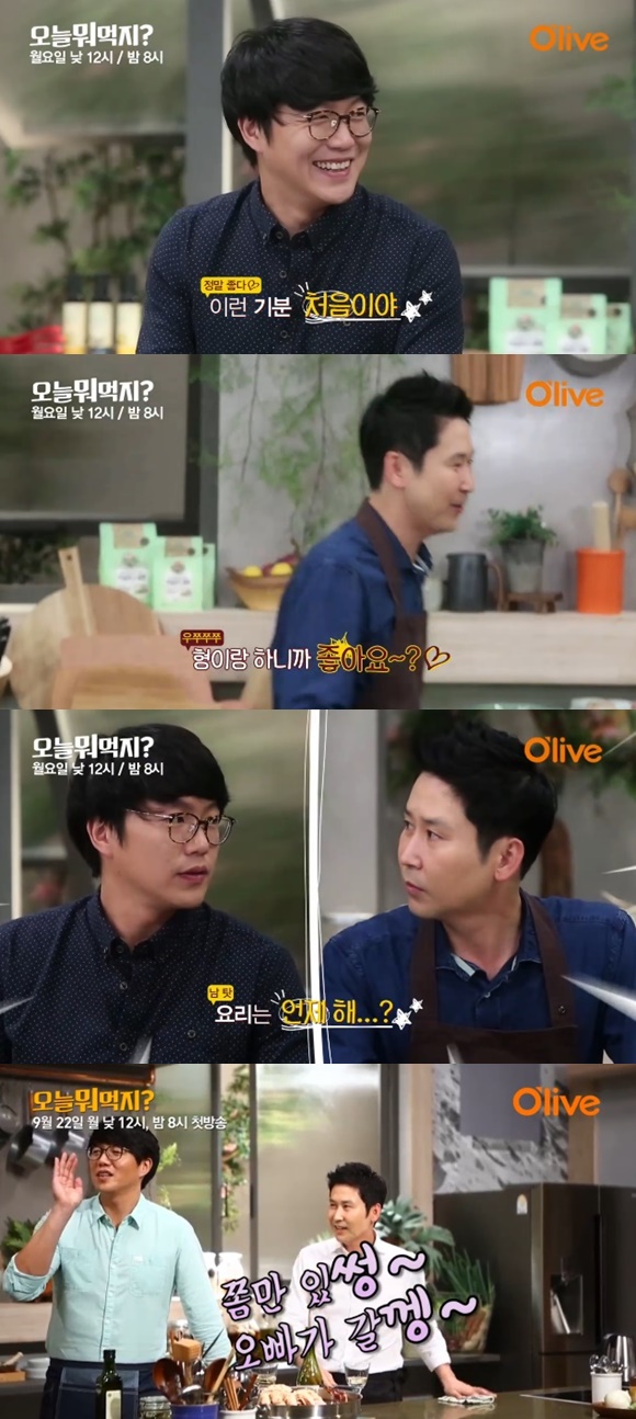 신동엽과 성시경은 오늘 뭐 먹지에서 요리 프로그램 답지 않은 유머 감각을 뽐내고 있다. /올리브TV 방송 화면 캡처