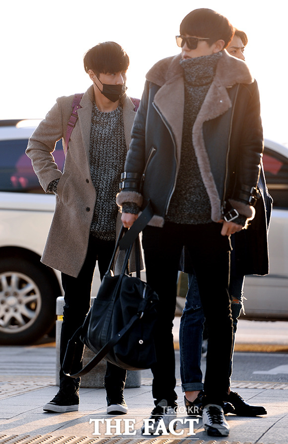 그룹 엑소 레이(왼쪽)와 찬열이 2일 오전 2014 Mnet 아시안 뮤직 어워드에 참석하기 위해 인천국제공항에서 홍콩으로 출국하고 있다./인천국제공항=김슬기 기자
