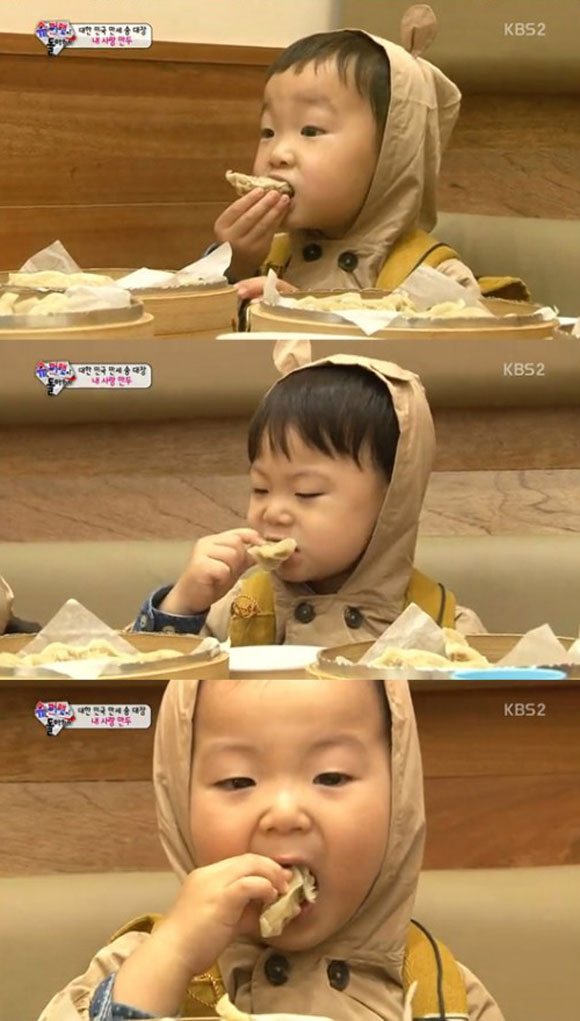 슈퍼맨이 돌아왔다에서 삼둥이(대한·민국·만세)가 김선생 갈비만두를 맛있게 먹고 있다. /KBS 2TV 슈퍼맨이 돌아왔다 캡처
