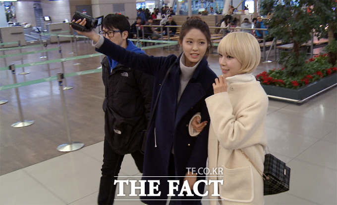 2014 Mnet 아시안 뮤직 어워드에 참석하는 AOA의 설현(왼쪽)과 초아가 2일 오후 인천국제공항에서 홍콩으로 출국하고 있다./해당 영상 캡처