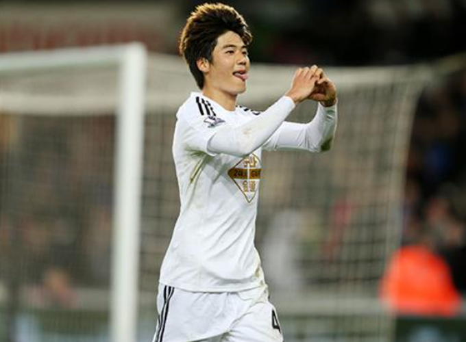 기성용이 3일 열린 퀸즈파크 레인저스전에서 후반 33분 결승골을 터뜨린 뒤 하트 뒤풀이를 펼치고 있다. / 스완지 시티 트위터