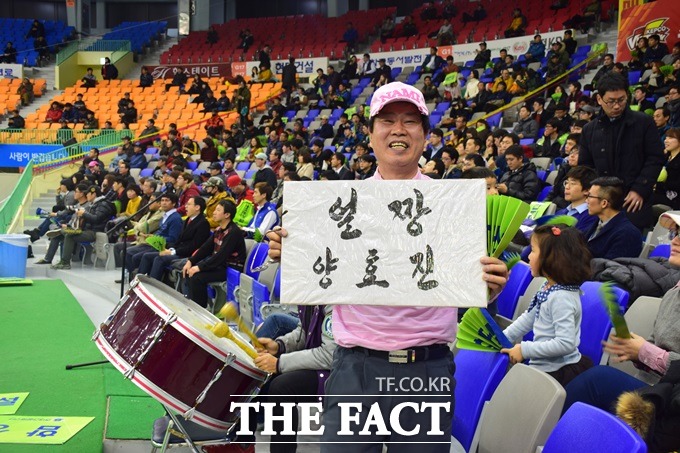 힐스테이트 선수 가운데 양효진을 열렬히 응원한다는 김문기 씨가 응원 문구가 적힌 피켓을 들고 포즈를 취하고 있다. / 수원체육관=홍지수 기자