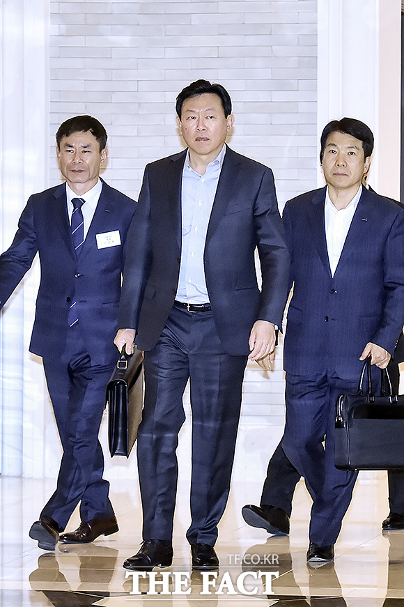 롯데그룹 CEO 포럼에 참석한 신동빈 롯데 회장(가운데)이 롯데월드몰의 성공을 자신했다./ 더팩트DB