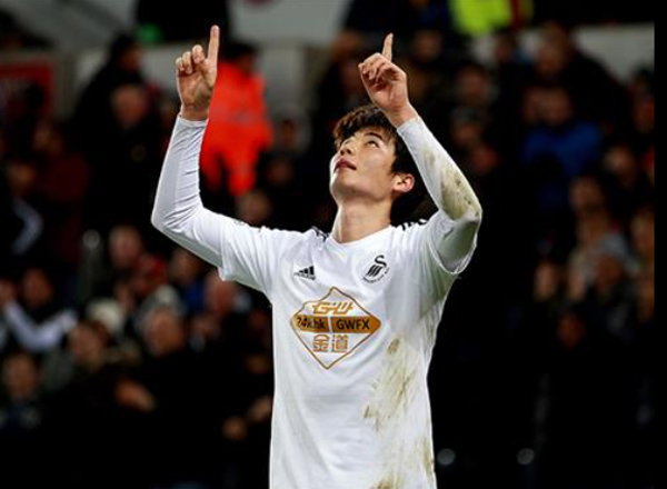 3일 퀸즈파크 레인저스전에서 골을 터뜨린 기성용이 하늘을 가리키는 뒤풀이를 펼치고 있다. / 스완지 시티 트위터