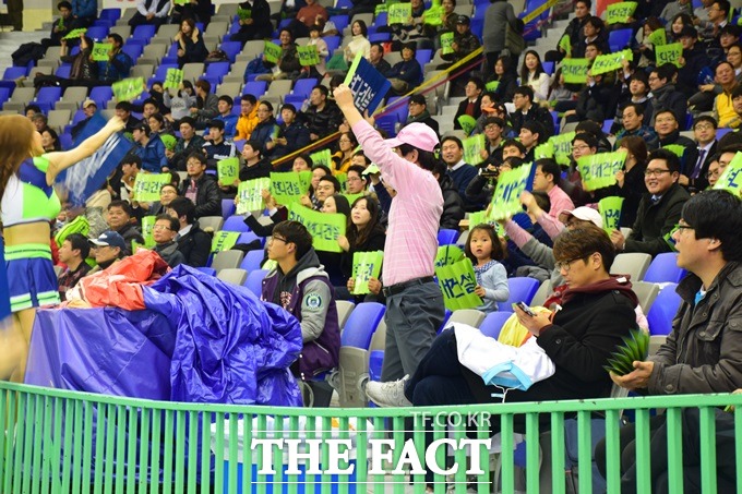 힐스테이트를 응원하기 위해 수원체육관을 찾은 김문기 씨가 열띤 응원으로 관심을 모았다. / 수원체육관=홍지수 기자