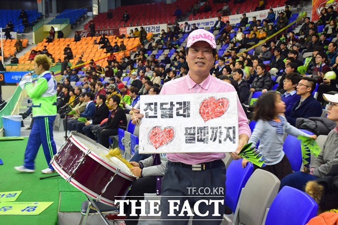 김문기 씨가 3일 한국도로공사와 현대건설의 2014~2015시즌 NH농협 V리그 2라운드 최종전이 열린 수원체육관을 찾아 포즈를 취하고 있다. / 수원체육관=홍지수 기자