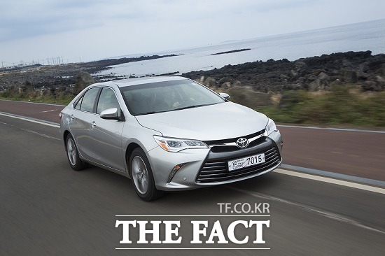 지난달 18일 출시된 도요타의 베스트셀링 중형 세단 올 뉴 스마트 캠리가 최근 미국 고속도로안전보험협회(IIHS)의 안전도 평가에서 최고 안전 차량으로 선정됐다. / 한국도요타 제공