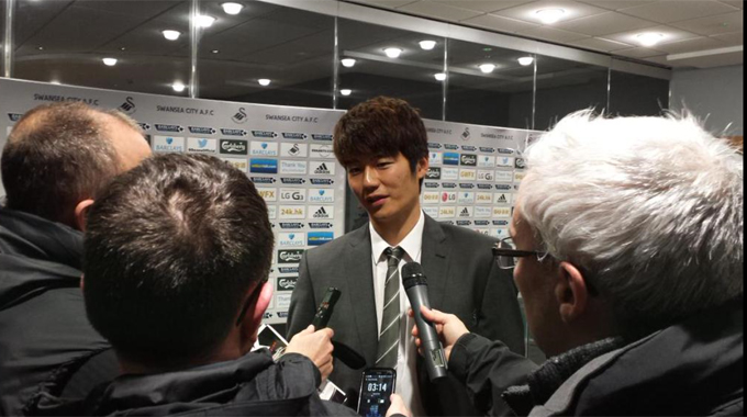 기성용(왼쪽에서 세 번째)이 3일 퀸즈파크 레인저스전 이후 현지 기자들과 인터뷰하고 있다. / 스완지 시티 트위터