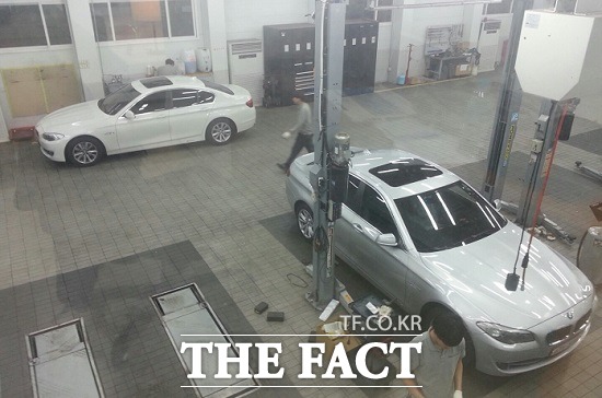 메르세데스-벤츠, BMW, 아우디 등 국내에서 판매 중인 수입 완성차 브랜드 제품 부품 가격이 국외 평균가격보다 최대 2.2배나 더 비싼 것으로 조사됐다. / 서재근 기자