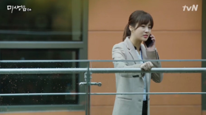 안영이가 무리한 사업으로 집 전세를 빼 사용한 아버지 때문에 다시 빚더미를 안게 됐다. /tvN 미생 방송화면 캡처