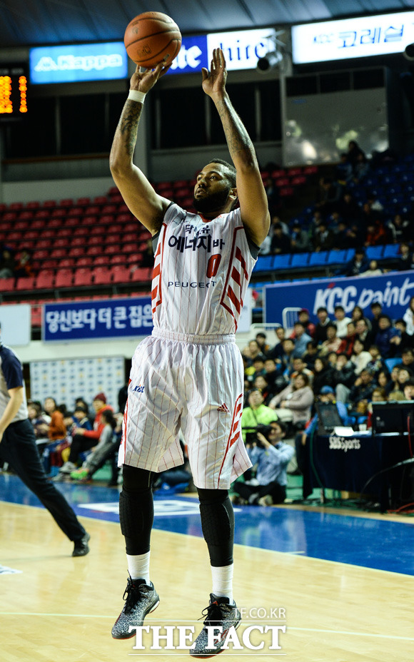 고양 오리온스가 5일 전주 체육관에서 열린 2014~2015 KCC 프로농구 3라운드 전주 KCC와 경기에서 오리온스가 92-63 대승을 거뒀다. 트로이 길렌워터는 24득점 3리바운드를 기록하며 오리온스의 승리를 견인했다. / KBL 제공