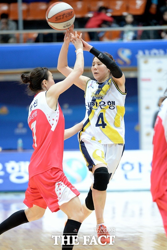 최윤아(오른쪽)는 영리하게 게임을 리드하는 동시에 15점을 올리며 제 몫을 다했다. 최윤아가 패스를 하고 있다.