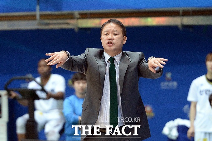 정인교 신한은행 감독이 선수들에게 작전을 지시하고 있다.
