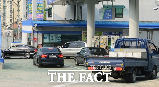전국에서 휘발유를 ℓ당 1500원대에 판매하는 주유소의 수가 200곳을 넘어섰다. / 더팩트 DB