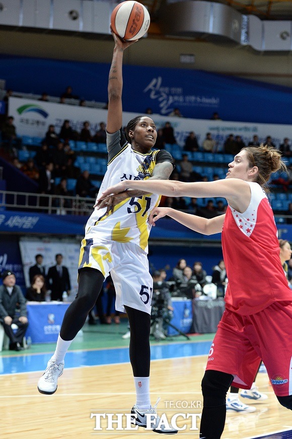 더블더블을 기록한 브릴랜드의 활약을 앞세운 신한은행이 5일 인천 도원체육관에서 열린 KB국민은행 2014~2015 여자프로농구 KDB생명과 홈 경기에서 76-70으로 승리했다. / WKBL 제공