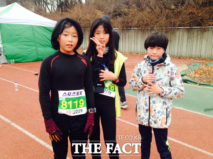 광명 YMCA 볍씨학교 김수현, 권민정, 이서연(왼쪽부터) 어린이가 10km를 완주하고 포즈를 취하고 있다. / 잠실종합운동장=서민지 인턴기자