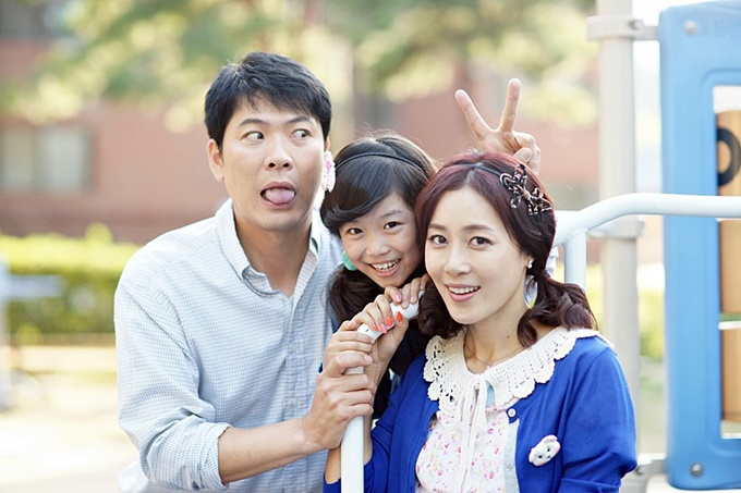 영화 아빠를 빌려드립니다에서 억척스럽지만 사랑스러운 아내 지수를 연기한 배우 문정희(오른쪽)/영화 아빠를 빌려드립니다스틸