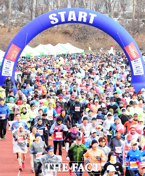 더팩트 시즌마감 42.195 마라톤에 참가한 수많은 참가자들