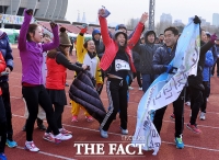  구간 마라톤 1·3위에 입상한 새천년 마라톤 클럽의 환호