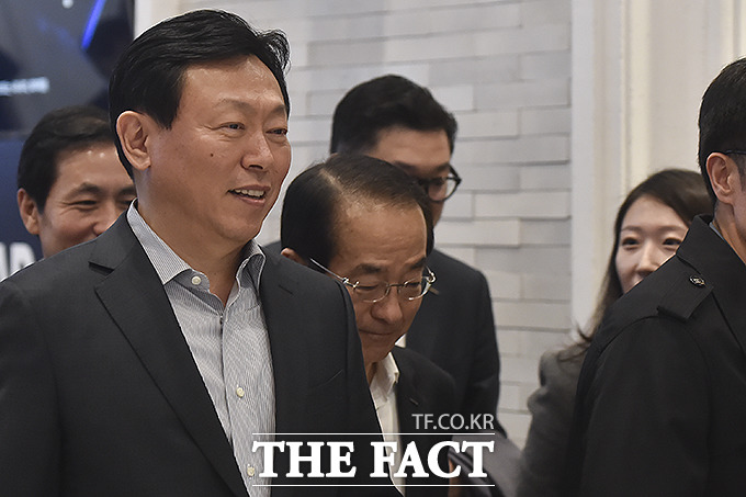 신동빈 롯데 회장은 지난 9월 그룹 차원의 옴니채널 추진 운영위원회를 여는 등 옴니채널 확보에 적극적으로 대응했다./ 더팩트DB