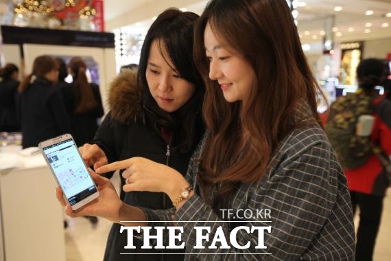 롯데가 옴니채널의 첫 가시적 결과물로 스마트 비콘 서비스를 내놓으면서 세계적 유통업체인 아마존을 따라잡을 수 있을지 관심이 고조되고 있다./ 롯데백화점 제공