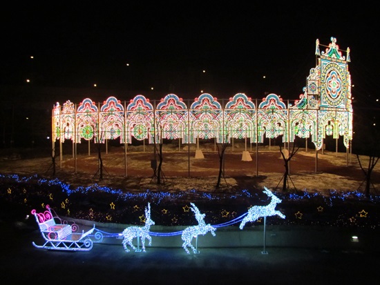 부천 아인스월드의 루미라루체 작품. 크리스마스를 상징하는 썰매를 빛으로 꾸몄다.