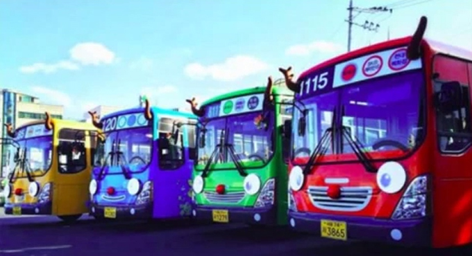 루돌프 타요 버스가 서울 시내에 등장해 어린이들과 시민들의 관심이 쏠리고 있다. / 유튜브 영상 캡처