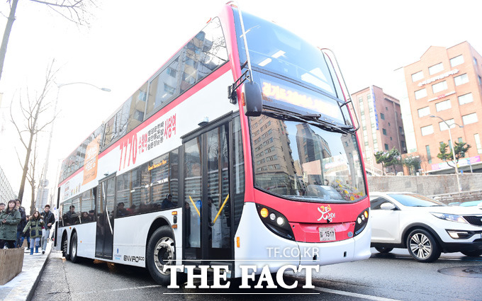 2층 광역 버스가 수원역에서 사당역을 오가는 7770 노선에서 시범 운행된다. /배정한 기자