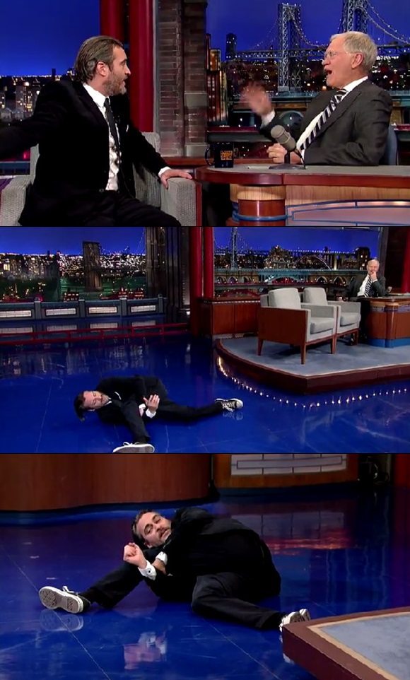 호아킨 피닉스가 요가 강사 여자 친구와 사랑을 싹트게 한 요가 동작을 재연하고 있다. / 미국 CBS 레이트쇼 위드 데이비드 레터맨 유튜브 영상 캡처
