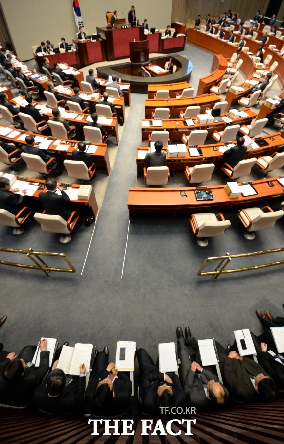 국회는 9일 열린 본회의에서 송파세모녀방지법과 관피아방지법등 법안 138건을 통과시켰다./임영무 기자