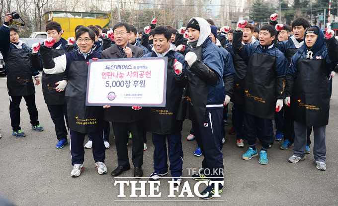 김승연 사장, 김태형 감독, 홍성흔을 비롯한 60여 명의 두산 선수단이 10일 서울 강남구 개포동 구룡마을에서 사랑의 연탄나눔 사회공헌활동을 펼쳤다. / 구룡마을 = 배정한 기자