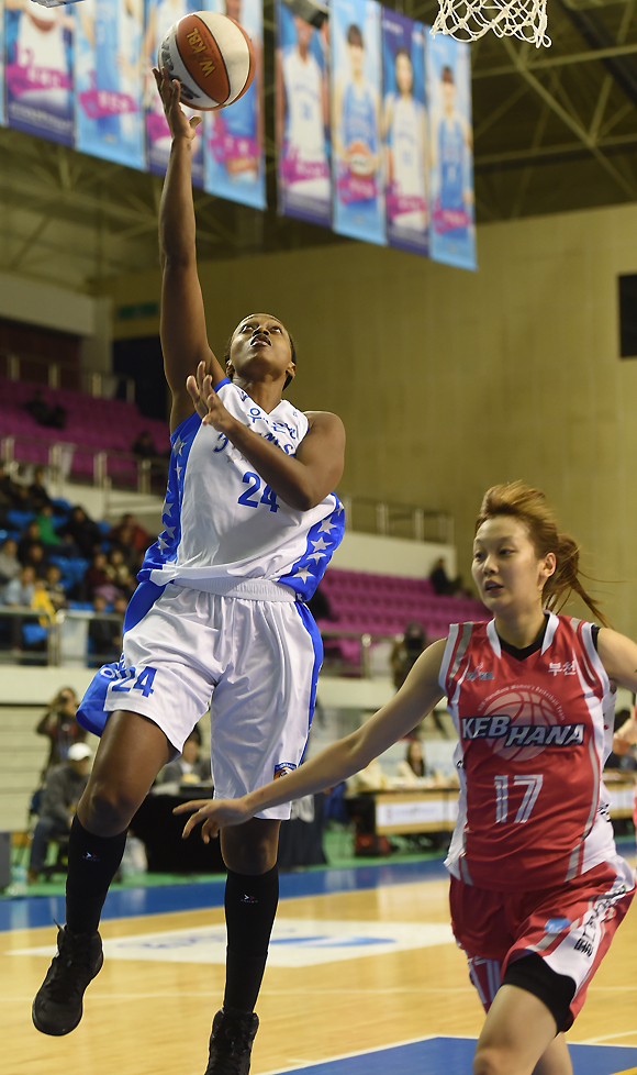 샤데 휴스턴(왼쪽)이 11일 WKBL 출입 기자들을 대상으로 진행된 2라운드 MVP 투표에서 가장 많은 표를 얻었다. / 최용민 기자