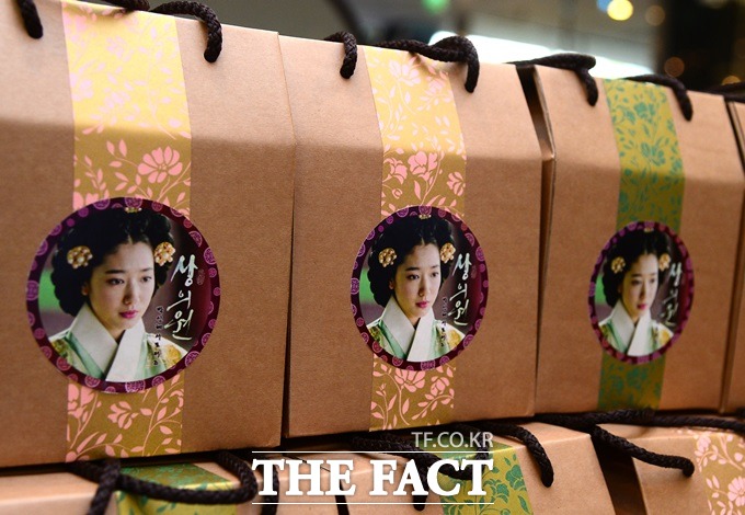 박신혜 양 예쁘게 봐 주세요! 상의원 언론 시사회에 준비한 선물은 팝콘과 탄산수다./이새롬 기자